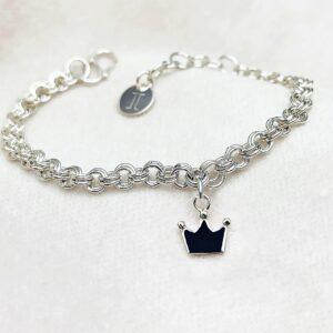Tru-Mi Beloved系列客製化小皇冠手鍊，可加購刻字圓牌，圖為字母J，整條手鍊均為S925純銀鍍白K金，光澤亮麗。