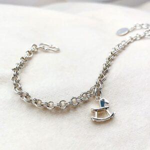 Tru-Mi Beloved系列搖搖馬寶寶手鍊，採用S925純銀鍍白K金，是象徵快樂童年的彌月禮、週歲禮首選。