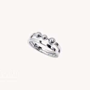 Flawless系列三圓珠雙層戒指，採用S925純銀鍍白K金材質，採不對稱設計，抗氧化且光澤亮麗。
