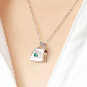 Tru-Mi「春天-幸福的秘密」系列珍藏寶石款項鍊實戴照，迷你手提包墜飾鑲嵌綠色寶石，採用S925純銀鍍白K金。