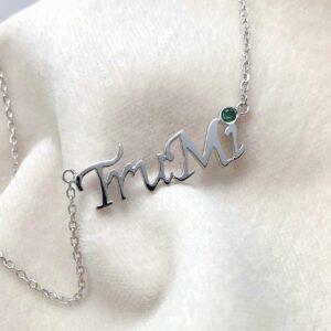 Tru-Mi Mi系列客製化姓名項鍊，可訂製專屬字母，並鑲嵌誕生石，採用S925純銀鍍白K金。